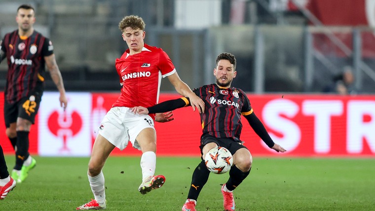 Mijnans nu vast op 10 bij AZ: 'Voor de club is dit ook beter'