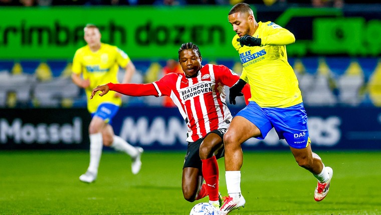 Ihattaren over problemen van PSV: 'Soms geven ze elkaar expres de bal niet'
