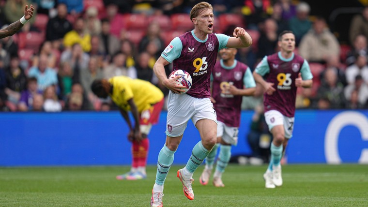 Flemming helpt onverslaanbaar Burnley aan kop, ook Manhoef trefzeker