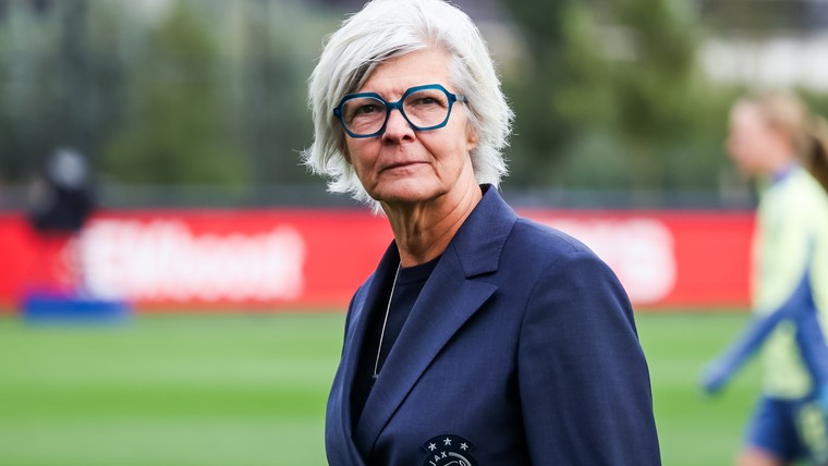 Ajax Vrouwen en veelbesproken coach De Reus eerder uit elkaar