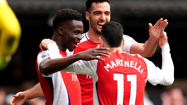 Arsenal stelt titelfeest Liverpool uit met ruime zege en superassist