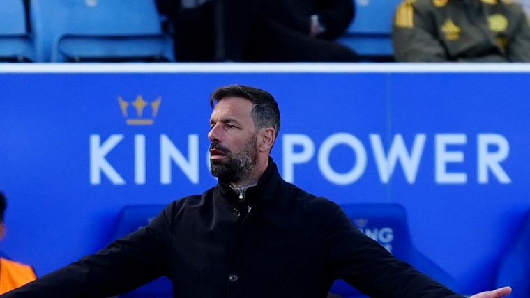 Van Nistelrooij wacht na degradatie op duidelijkheid Leicester City