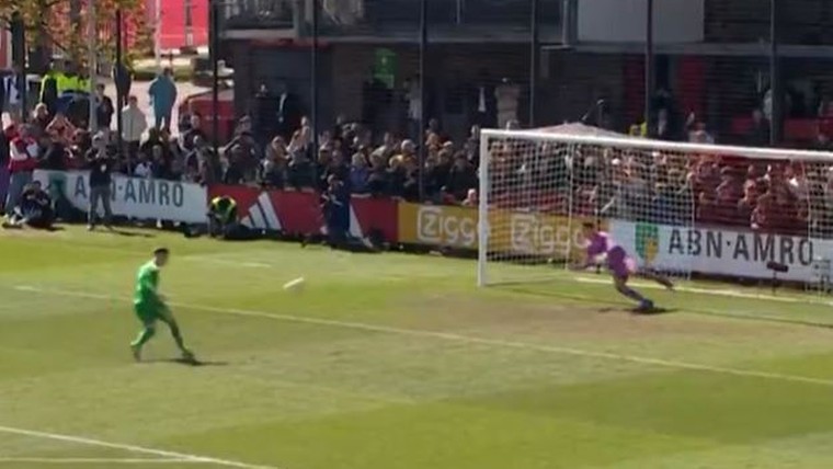 Ajax wint Future Cup na heerlijke slotdag met panenka van keeper