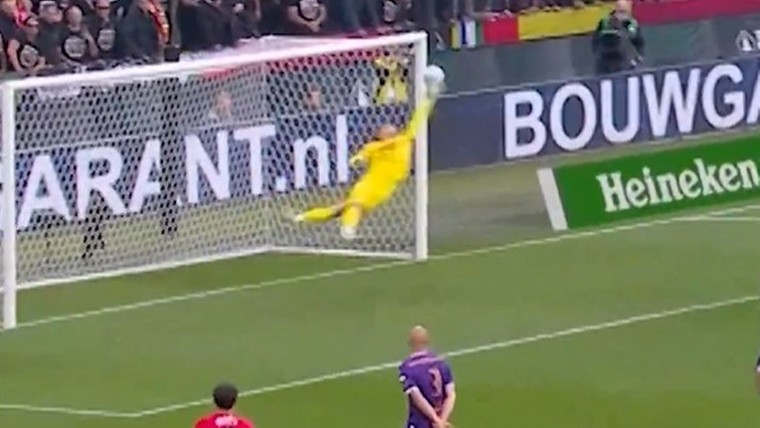 Kijk het moment van de eerste helft terug: 'Wát een redding van De Busser!'
