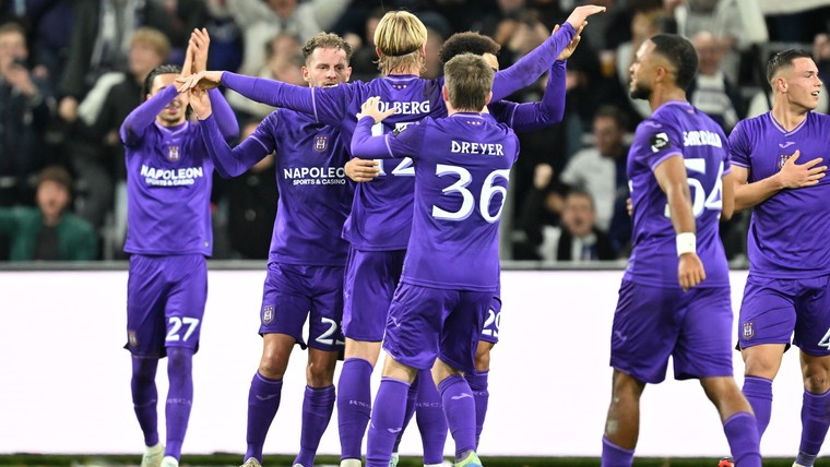 Dolberg gidst Anderlecht met vier doelpunten naar eerste zege in play-offs
