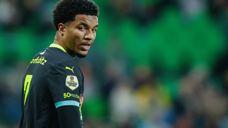 Tillman meldt zich te laat bij teambespreking en wordt gepasseerd