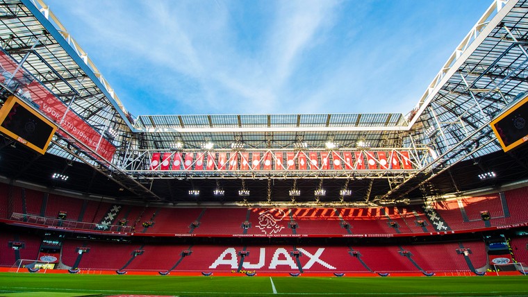 Ajax eert Cruijff op 78ste geboortedag met bronzen beeld in stadion 