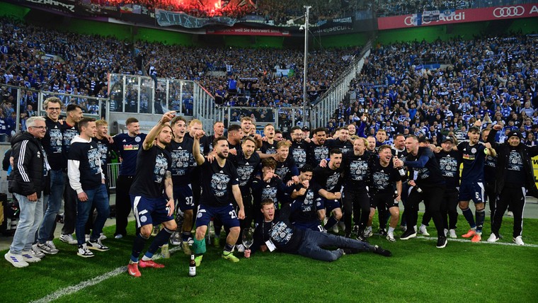 Duisburg stelt in uitwedstrijd met steun van 16.000 fans promotie veilig