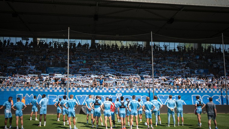 Prachtig: duizenden fans zwaaien Bochum uit op weg naar 'degradatiefinale'