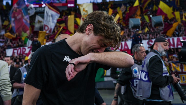 Bove in tranen bij weerzien met fans AS Roma: 'Niet opgeven, blijf dromen'