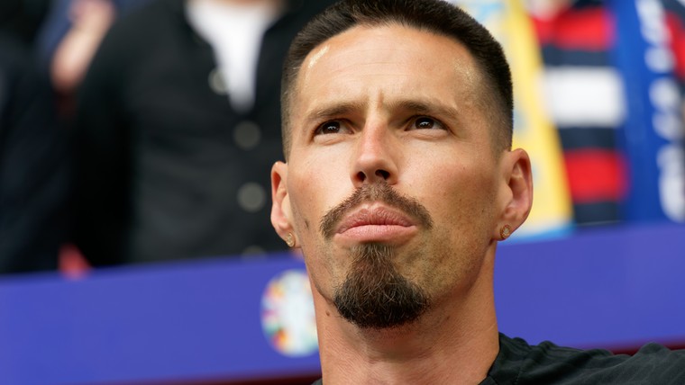 Opvallende toeschouwer bij Ajax-training: Farioli en Kaplan begroeten Hamsik