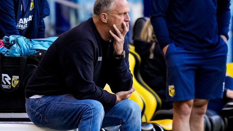 Vitesse-fans komen met steunbetuiging aan vertrekkende Van den Brom