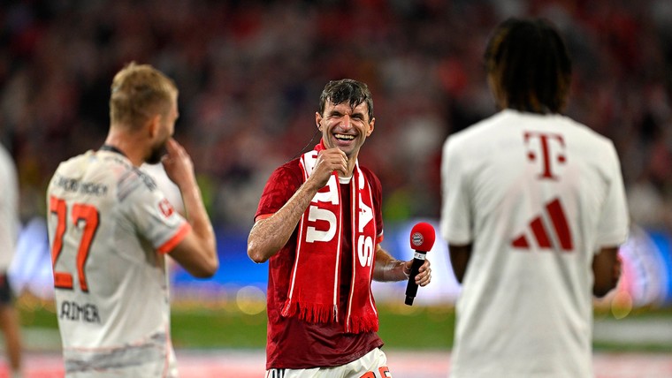 Müller krijgt bierdouche en spreekt Bayern-fans toe: 'Ik zal jullie missen'