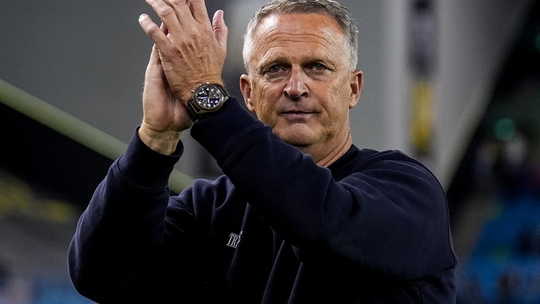 Vertrekkende Van den Brom 'trots' op Vitesse: 'Dat doet je heel goed'