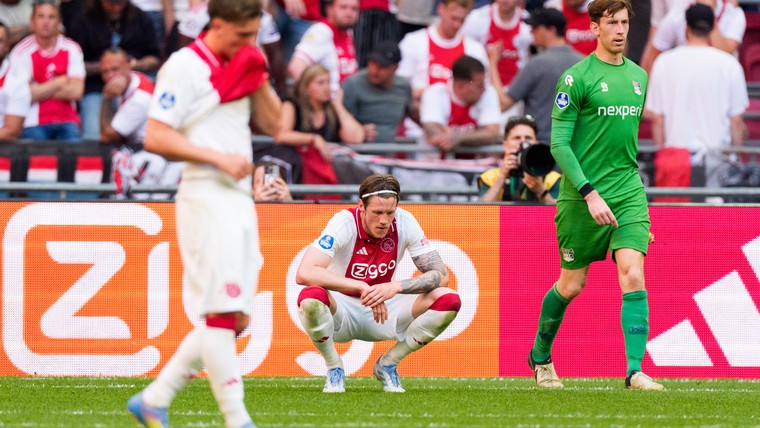 Ajax strompelt naar de eindstreep