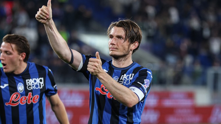 Hilarisch: zingende De Roon viert Atalanta-succes met CL-hymne