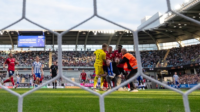 Zweden opgeschrikt: persoon komt van tribune en probeert speler te slaan