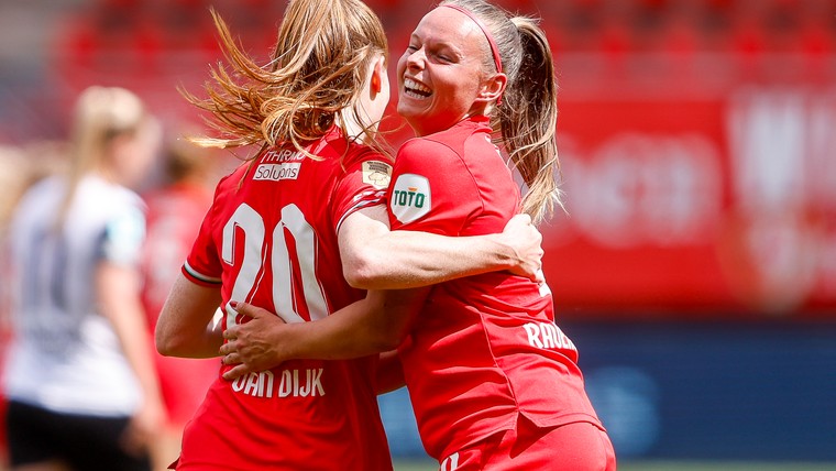 Vrouwen FC Twente prolongeren landstitel op spannende slotdag