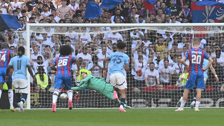 Opvallend: Palace-goalie ontsnapt aan rood en stopt penalty