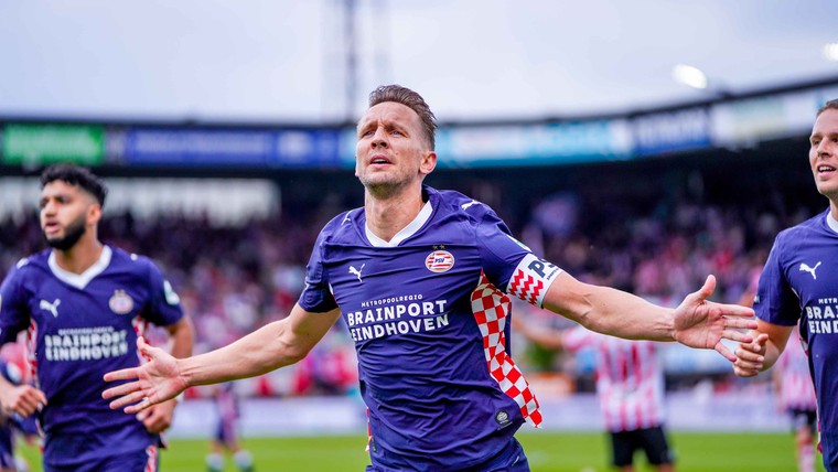 Kampioen PSV houdt hoofd koel bij apotheose bloedstollende titelrace