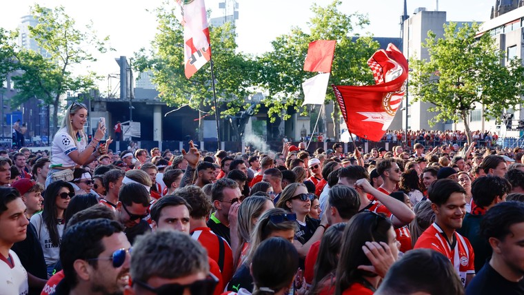 Waar volksfeest in Eindhoven bij druk bezochte huldiging PSV