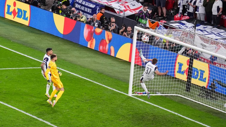 Wereldredding Van de Ven laat Man Utd gruwelen: Tottenham wint Europa League