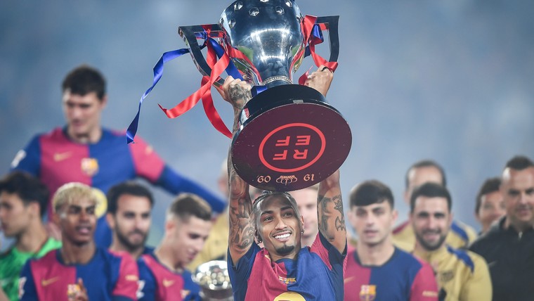 Raphinha zet handtekening onder nieuwe verbintenis bij Barça