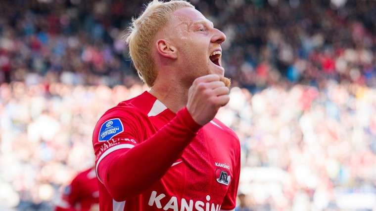Meerdink schiet AZ met hattrick naar finale Europese play-offs