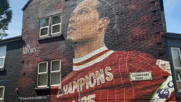 Geweldige eer voor Van Dijk: grote muurschildering bij Anfield