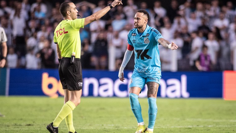 Neymar biedt excuses aan na rode kaart en haalt uit naar scheidsrechter