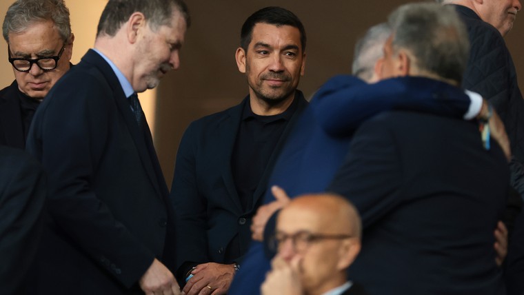 Van Bronckhorst wordt bij Liverpool nieuwe assistent-coach van Slot