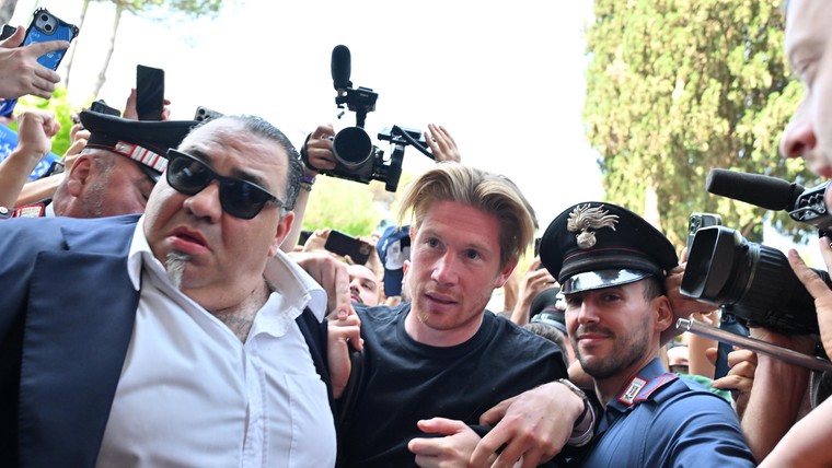 Massale gekte bij Napoli: De Bruyne arriveert voor medische keuring