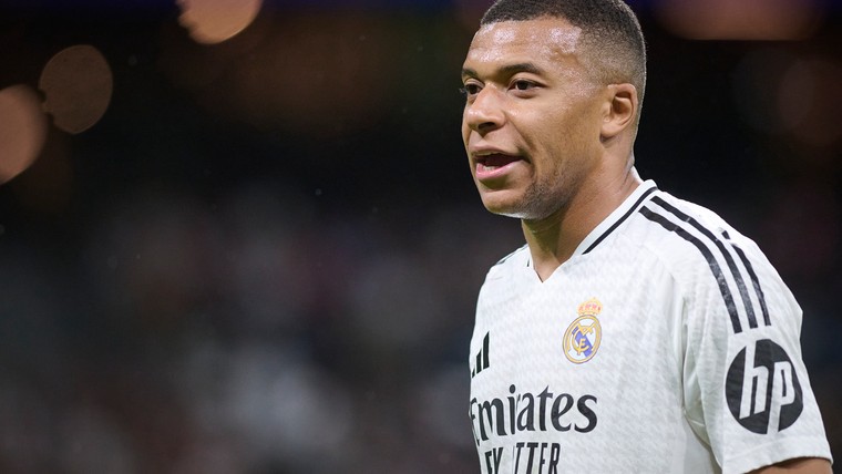 Mbappé ligt in het ziekenhuis met acute buikgriep 