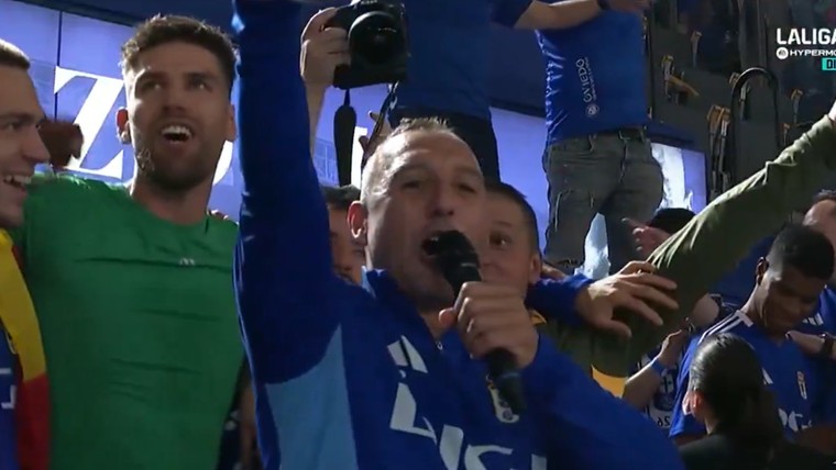 Cazorla steelt de show en zingt clublied Oviedo voor vol stadion