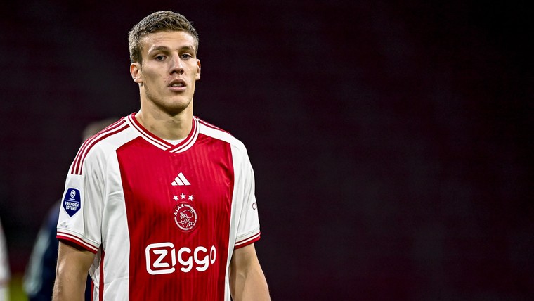 Ajax zwaait Medic uit