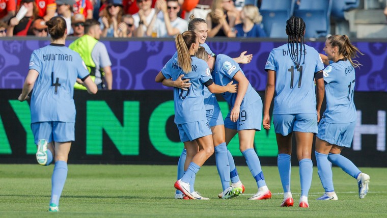 Oranje rekent na historische goal Miedema simpel af met Wales
