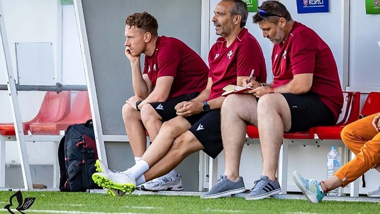 Eerste Nederlandse trainer in Europa gaat in de 98ste minuut onderuit