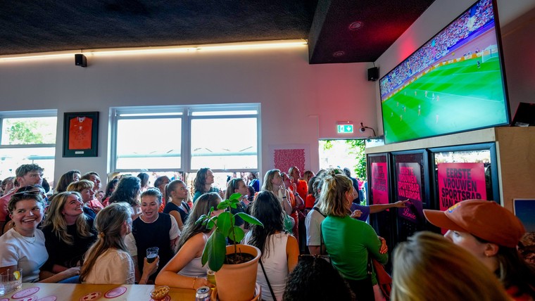 Oranje kijken in de eerste vrouwensportbar van Europa
