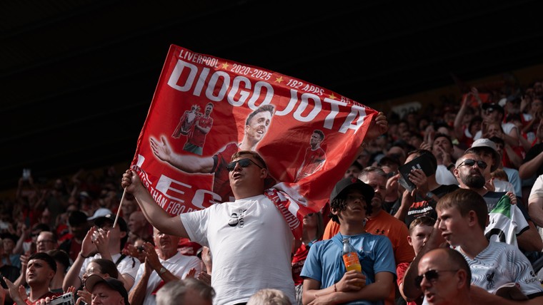 Diogo Jota met muurschildering in rijtje met Van Dijk, Salah, Klopp en Gerrard