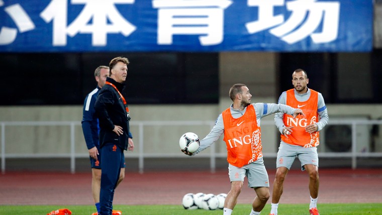 Heitinga spart met Van Gaal: 'Stom als ik zijn kennis niet zou gebruiken'