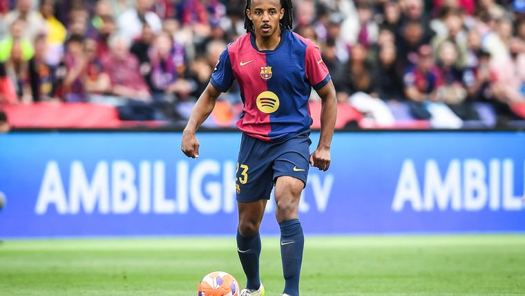 Koundé kondigt contractverlenging aan, maar wacht tot terugkeer in Barcelona 