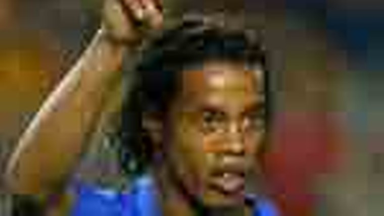 Ronaldinho stuurt Engeland naar huis