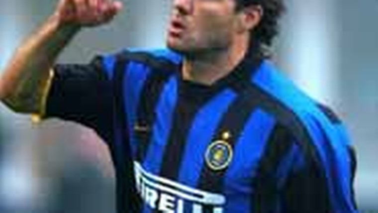 Scorende Vieri helpt Inter terug op kop