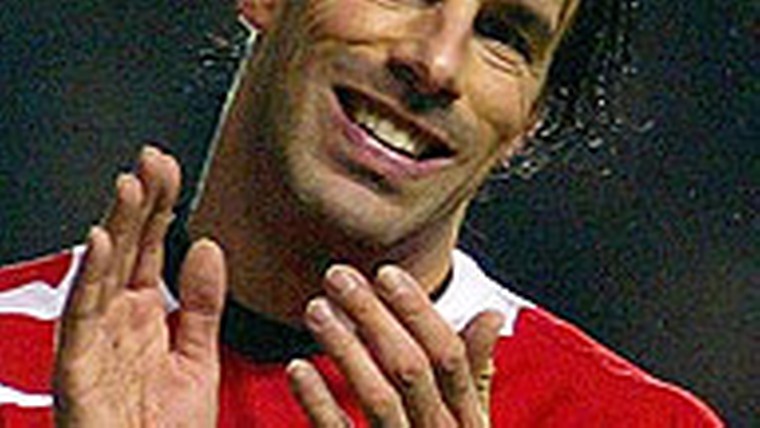 Invaller Van Nistelrooy en geluk redden ManU