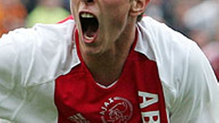 Huntelaar bezorgt Ajax klassieke zege op PSV