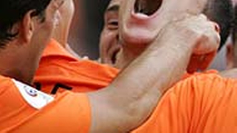 Oranje WK-mijlpaal voor scorende Van Persie