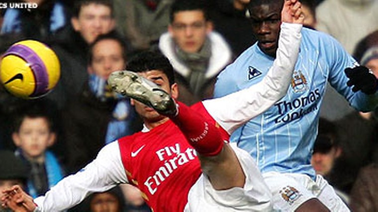 Adebayor weer belangrijk voor winnend Arsenal