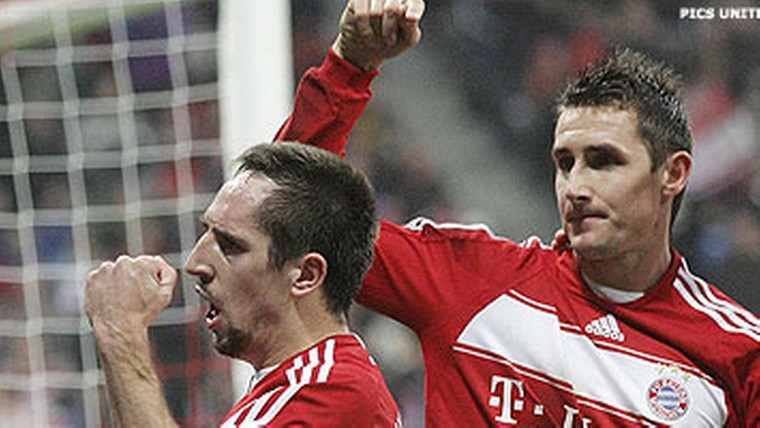 De buik van Klose velt Schalke, Bruggink doeltreffend