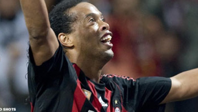 Ronaldinho draagt eerste goal op aan fans én Berlusconi