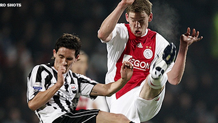 Eerste uitzege Ajax in tumultueus duel met Heracles